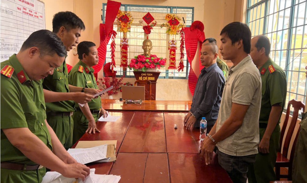 2 anh em Sáu và Được mang dao đi giải quyết mâu thuẫn. Ảnh: CACC