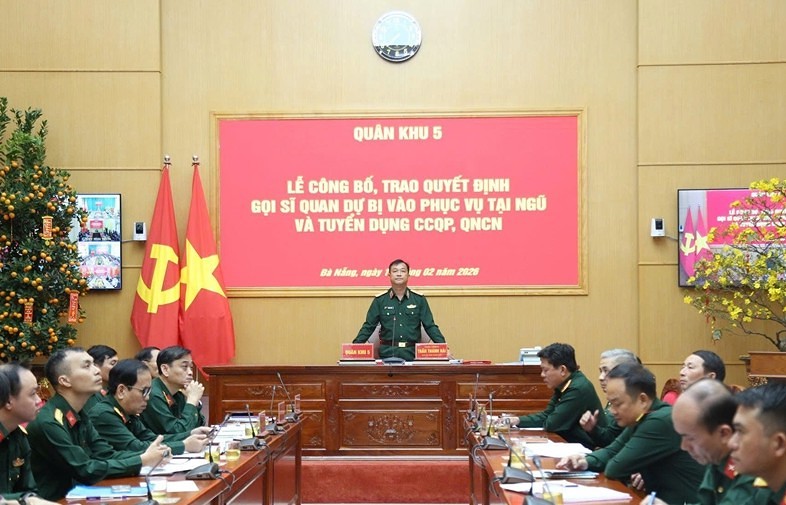 Major General Tran Thanh Hai - Deputy Commander of Military Region 5 chaired the announcement and awarding of decisions to more than 1,800 reserve officers, defense officials, and professional soldiers. Photo: Ministry of National Defense