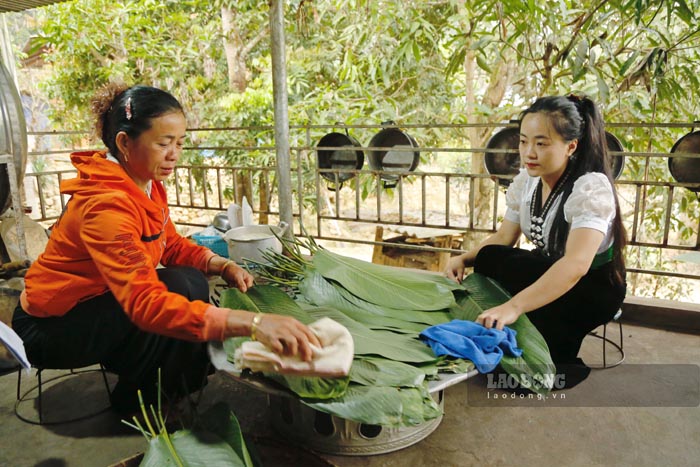 Thai people in Cha To commune, Dien Bien province wrapping banh chung on the 29th of Tet. Photo: Quang Dat