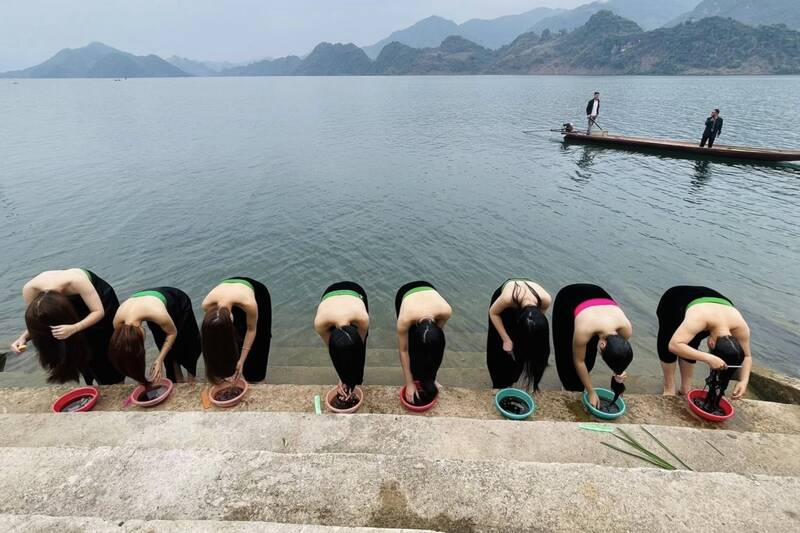 Người Thái trắng xã Quỳnh Nhai, tỉnh Sơn La thực hiện nghi lễ gội đầu (Lúng ta), gột rửa điều cũ, cầu bình an, may mắn năm mới. Ảnh: Nhật Minh