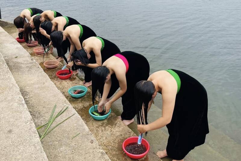 Lễ hội Gội đầu (lúng ta) được tổ chức tại bến thuyền bản Pom Sinh, xã Quỳnh Nhai. Ảnh: Nhật Minh