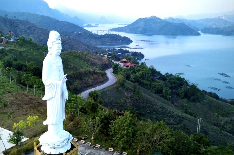 The Lang Ta Hairwashing Festival is held in the Linh Son - Thuy Tu temple area and Pom Sinh village boat wharf, Quynh Nhai commune, Son La province. Photo: Nhat Minh