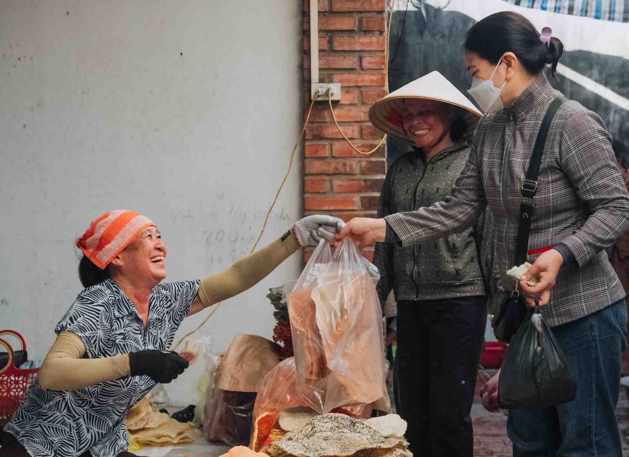 Người dân đi chợ mua sắm tại chợ Xanh ngày 16.2 (tức 29 Tết). Ảnh: Diệu Anh