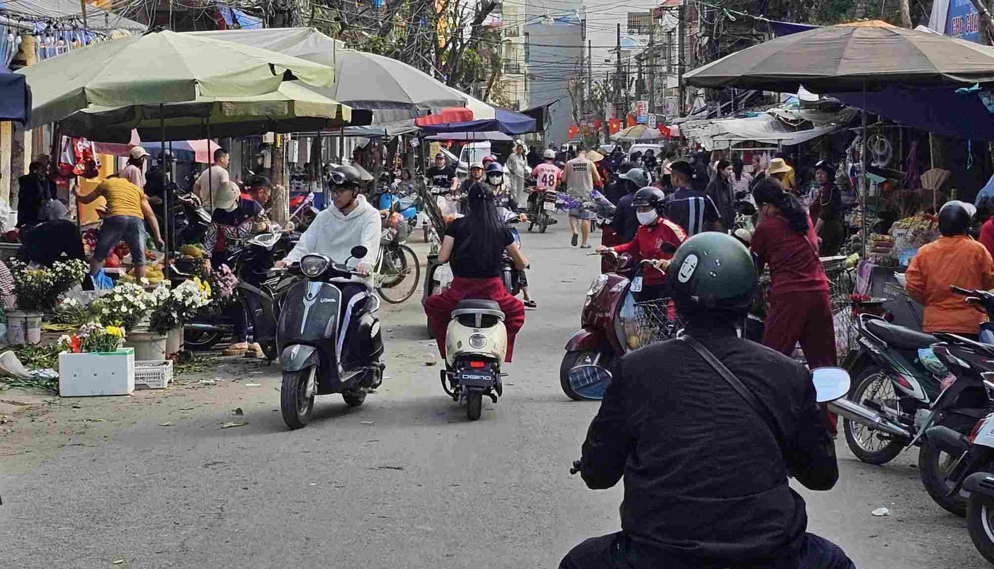 On the last day of the year, rural markets in Ninh Binh suddenly become busier. Photo: Dieu Anh