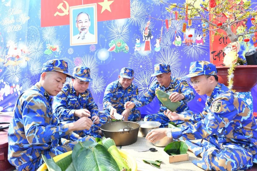Officers and soldiers of Naval Region 2 celebrate Tet on ships