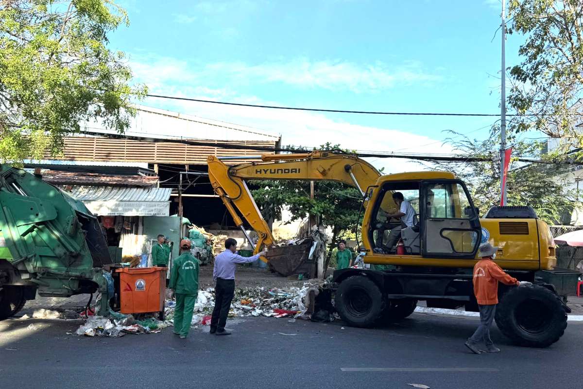 Các khu vực gần chợ, nơi công cộng đang được khẩn trương dọn dẹp sạch sẽ. trong ngày cuối năm. Ảnh: Thành An