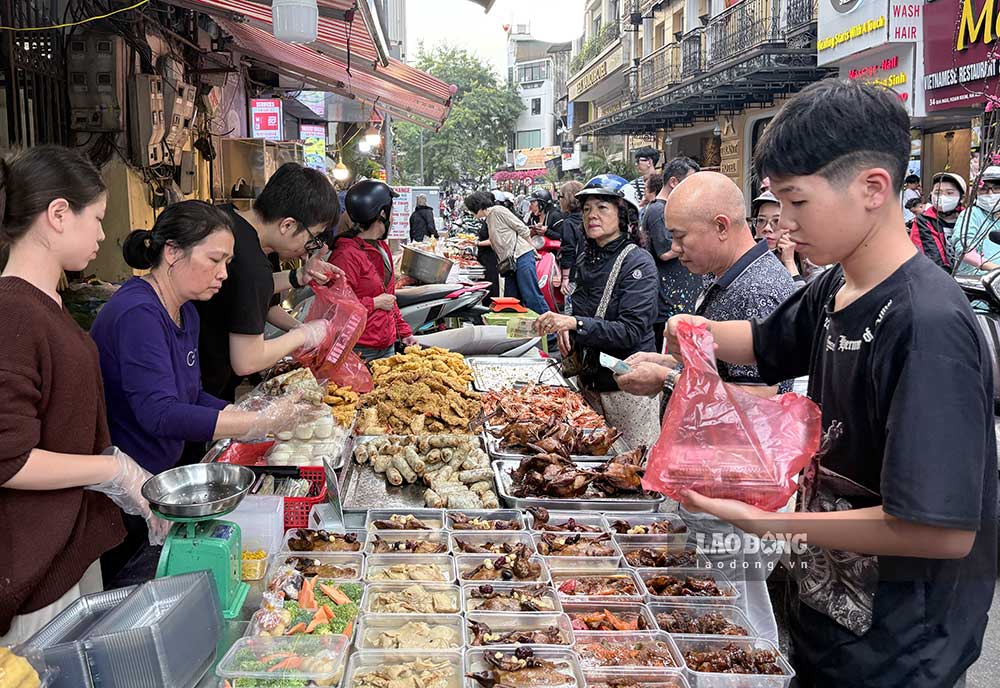 Người bán tất bật soạn hàng gửi khách. Ảnh: Ý Yên