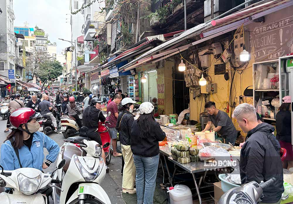 Chợ Hàng Bè – khu chợ lâu đời nằm giữa phố Gia Ngư, Hàng Bè và ngõ Trung Yên, kề Hồ Gươm – từ lâu được xem là nơi sắm lễ quen thuộc của người dân phố cổ mỗi dịp cuối năm.