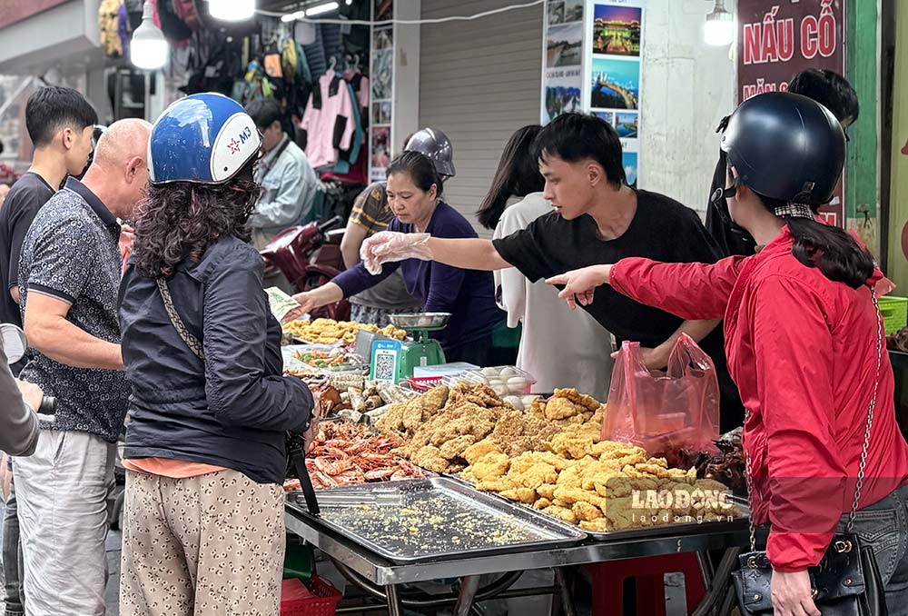 Được mệnh danh là “chợ nhà giàu”, nơi đây vẫn hút khách nhờ thực phẩm tinh tươm, chế biến sẵn, bày biện đẹp mắt. Vào mùa cúng tất niên, chỉ cần dạo một vòng, các gia đình có thể chuẩn bị trọn vẹn mâm lễ.
