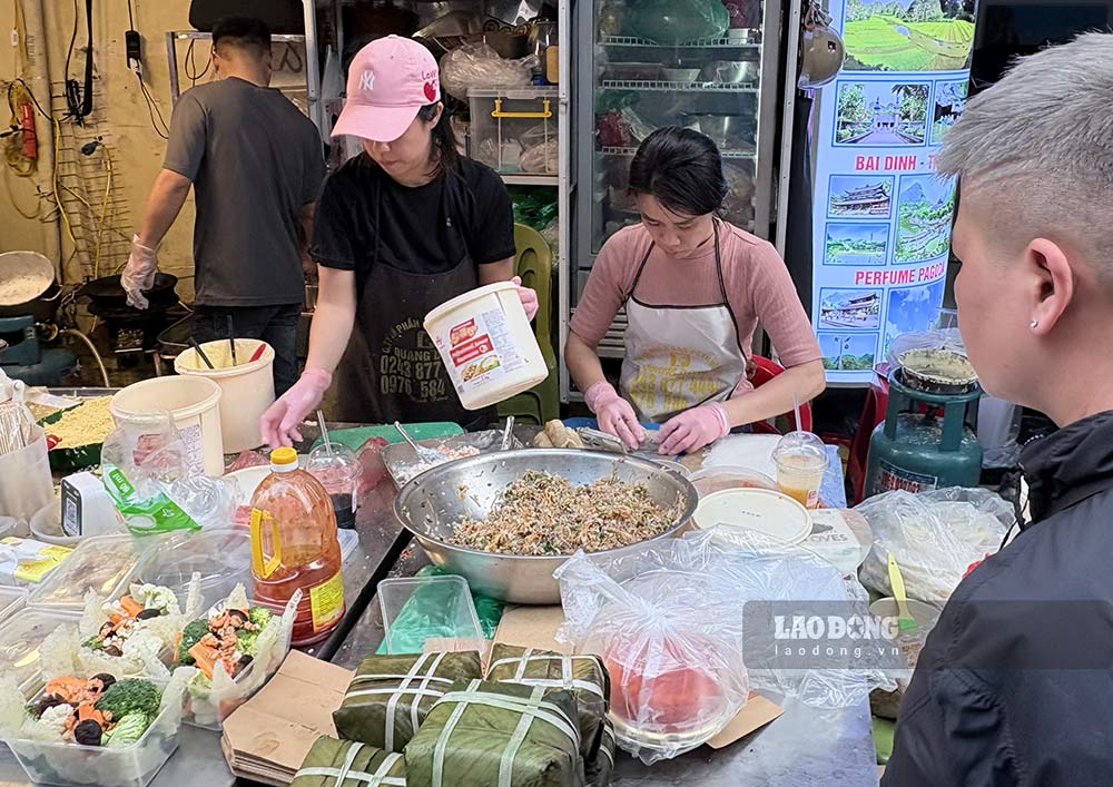 Người bán tất bật chuẩn bị đồ cho khách mua sắm lễ cúng tất niên.