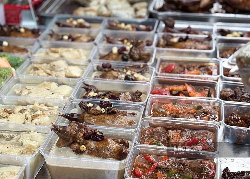 Những món quen thuộc như gà luộc ngậm hoa hồng, chim quay, xôi, nem, canh bóng, canh măng… liên tục được đưa ra quầy.