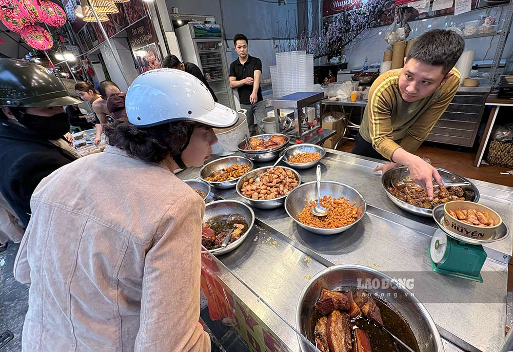 Cá kho, thịt kho cũng là mặt hàng bán chạy dịp Tết. 