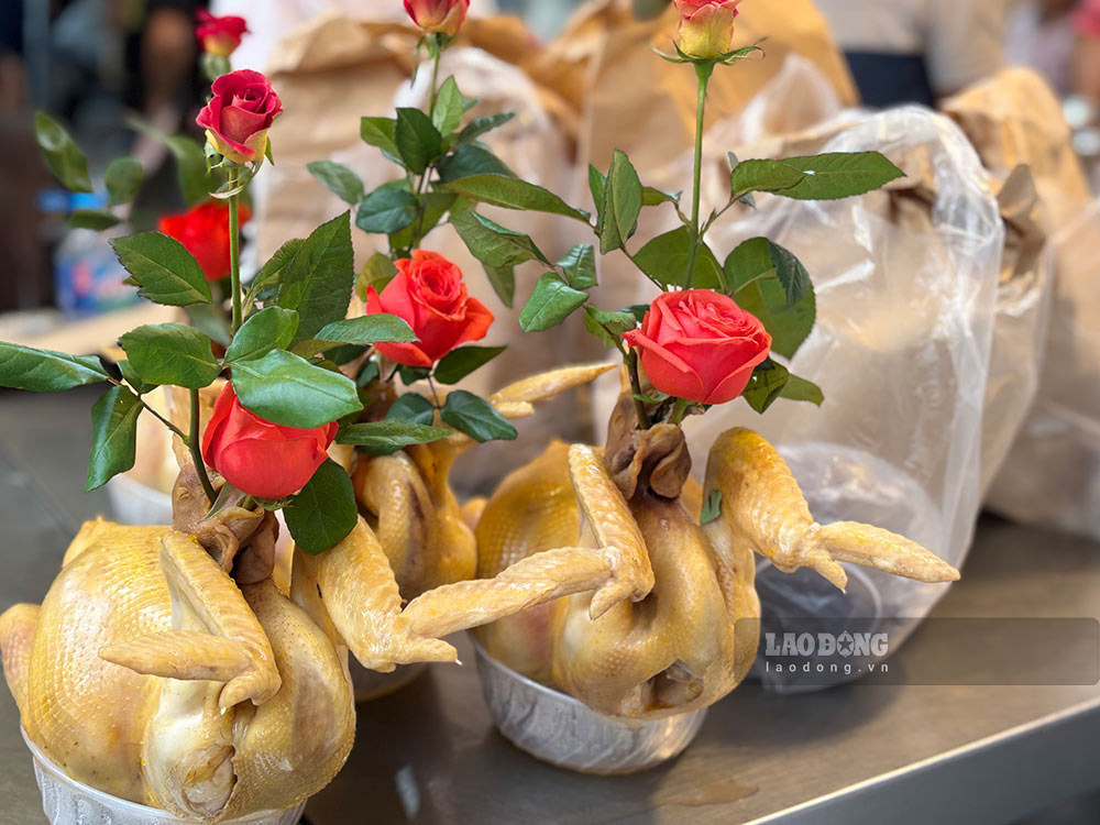 Gà cúng là mặt hàng nổi bật nhất. Mỗi con nặng khoảng 2 kg, giá phổ biến quanh mức 200.000 đồng/kg, cao hơn chợ dân sinh. Loại tuyển, dáng đẹp, da vàng óng có thể lên tới vài trăm nghìn đến hơn một triệu đồng một con tùy kích cỡ.