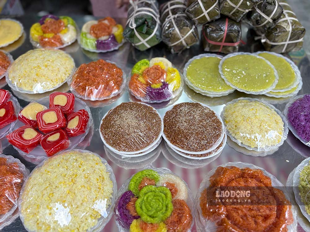 Ngoài gà, các quầy tôm chiên, rau xào, thịt rán, xôi gấc, xôi chè, trầu cau… cũng tấp nập người hỏi mua. Giá dao động từ vài chục đến vài trăm nghìn đồng mỗi phần, tùy loại.