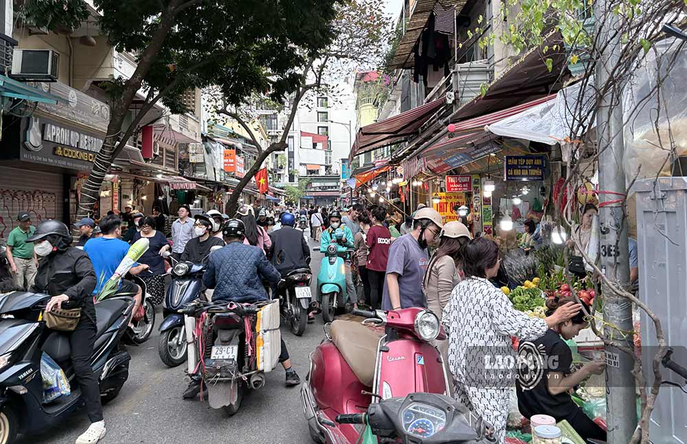 Chợ Hàng Bè tấp nập ngày cuối năm khi các gia đình mua sắm, chuẩn bị mâm cúng tất niên. Ảnh: Ý Yên