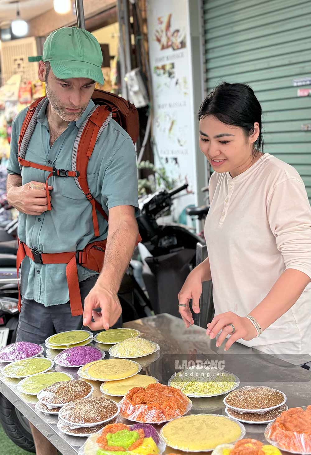 Một du khách quốc tế lần đầu ghé chợ Hàng Bè ấn tượng với không khí dồn dập ngày lễ, và tò mò hỏi mua vài món ăn thử.