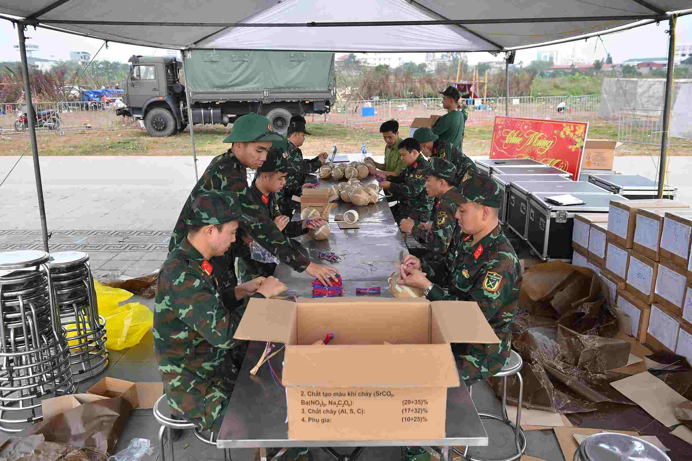 Hậu trường chuẩn bị cho vài phút thăng hoa trên bầu trời đêm.