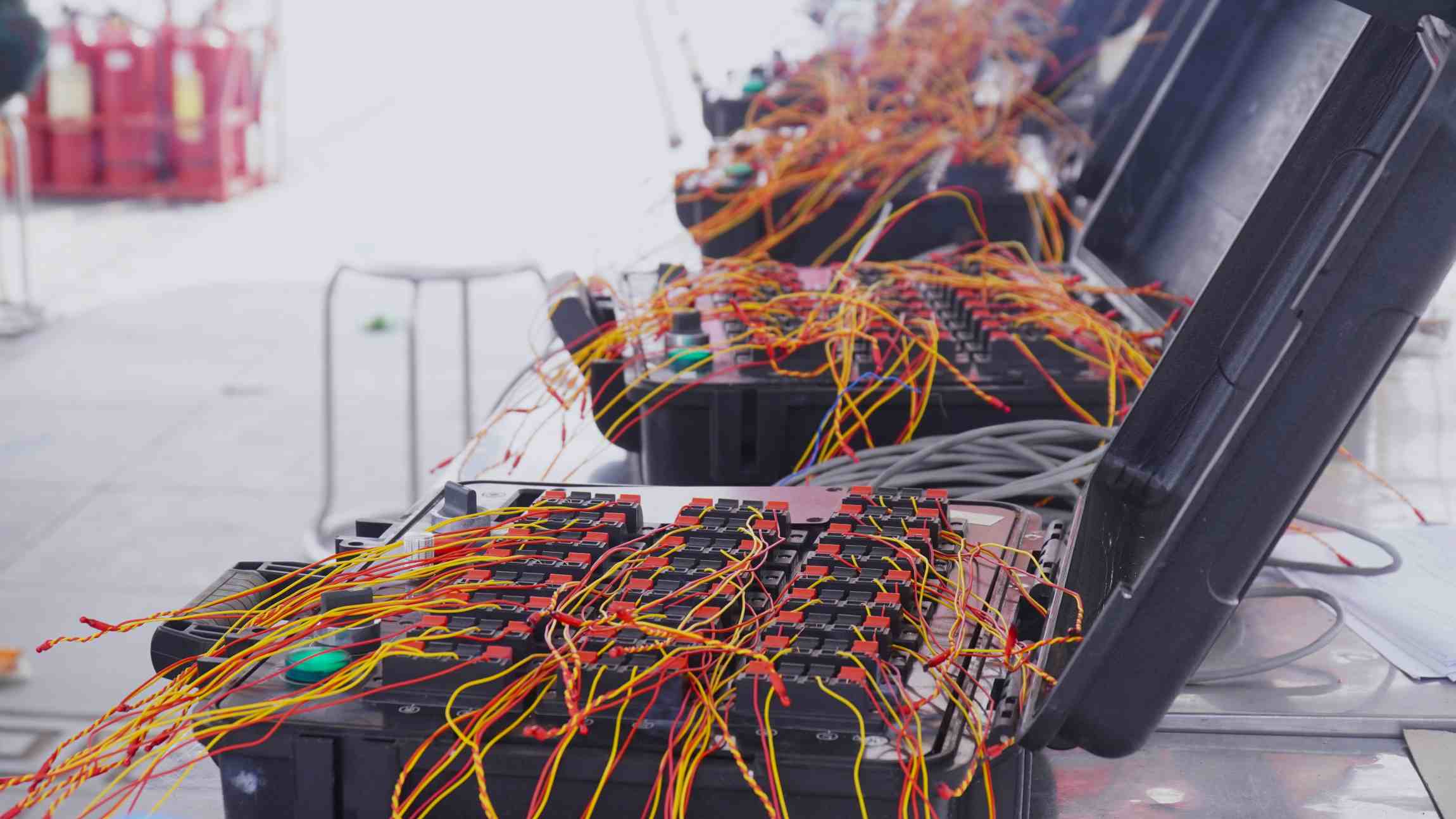 Khu vực test các thiết bị đảm bảo an toàn trước giờ bắn pháo hoa. Ảnh: Minh Vũ