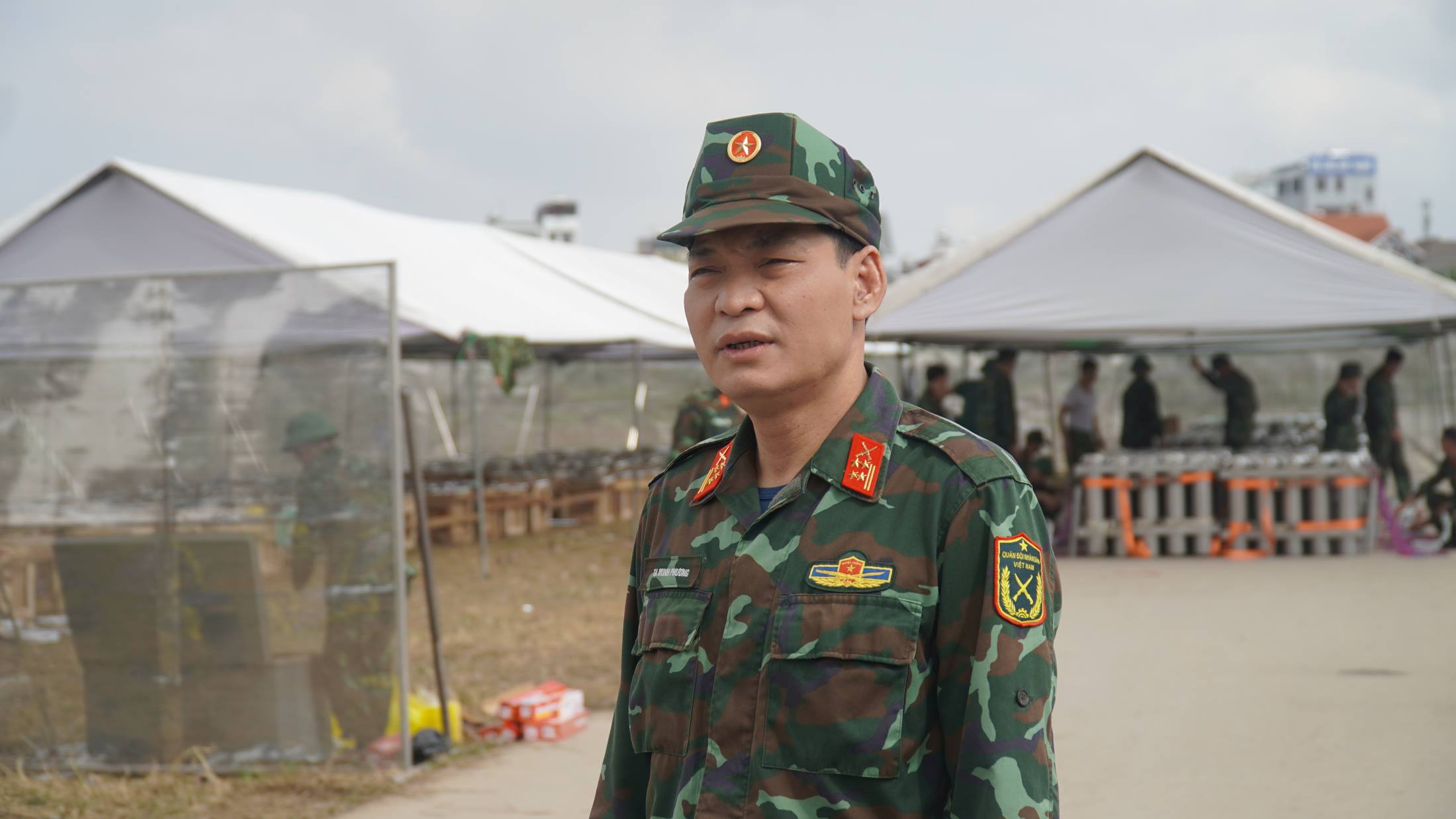 Ông Tạ Minh Phương tự hòa khi được đón giao thừa trên trận địa, trong tim là niềm vinh dự phục vụ nhân dân. Ảnh: Minh Vũ