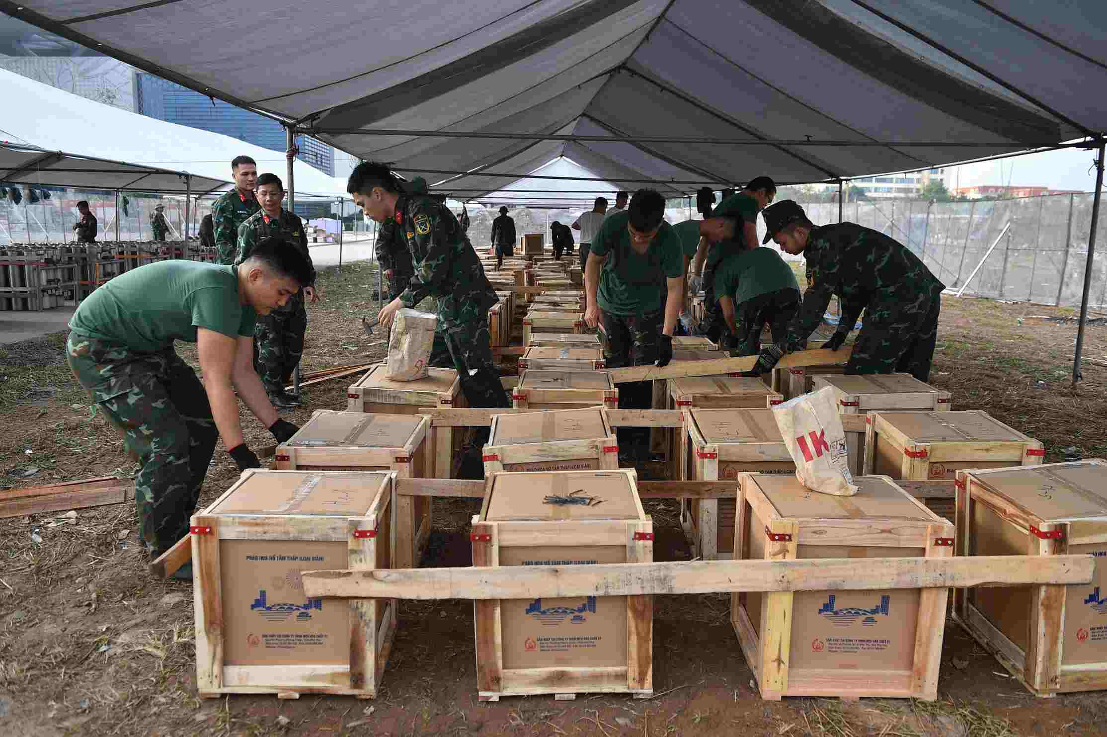 Từng khâu lắp đặt được siết chặt để sẵn sàng cho thời khắc giao thừa rực sáng. Ảnh: Minh Vũ