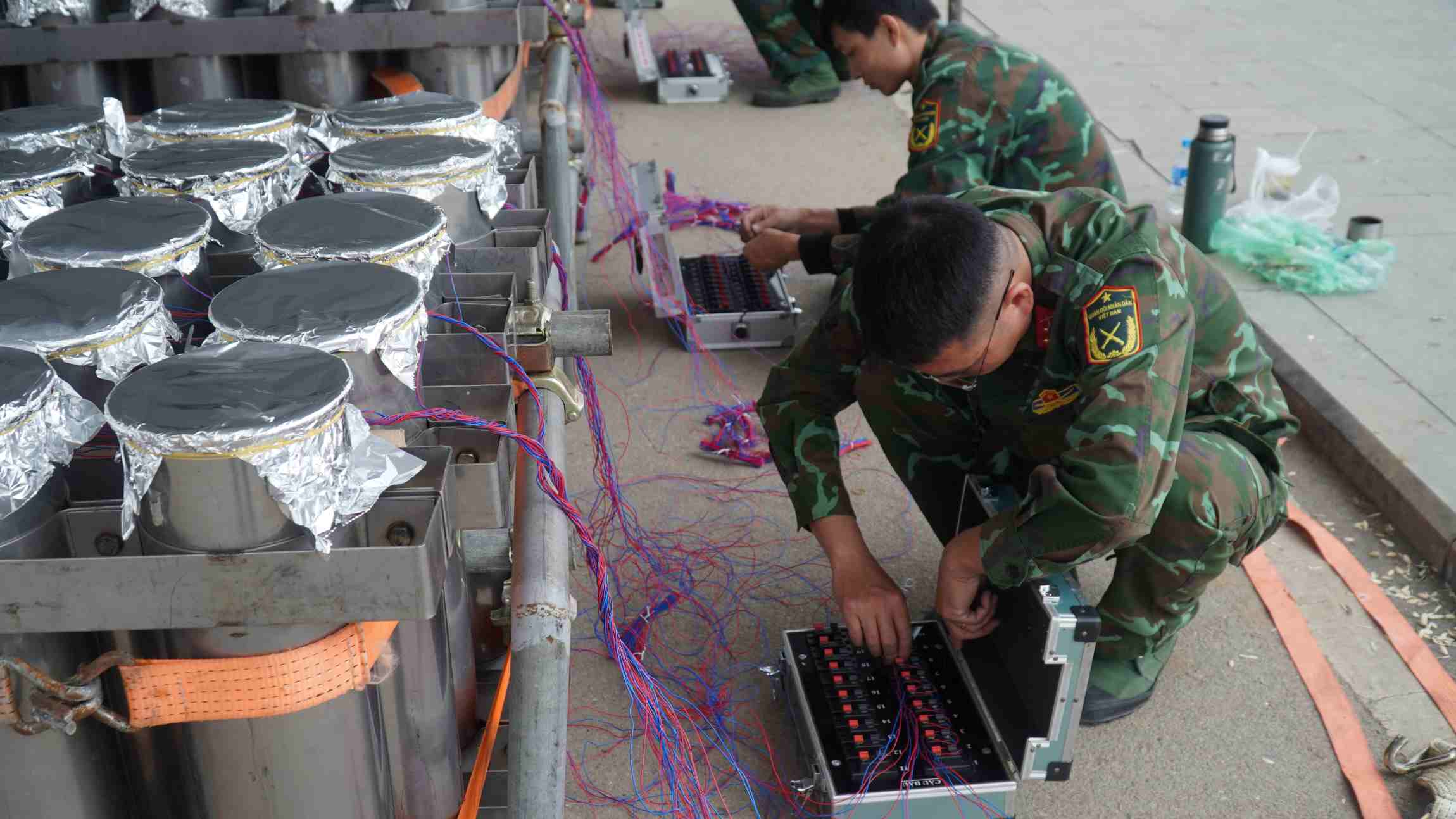 Kiểm tra từng dây nối, từng ống pháo để đảm bảo an toàn tuyệt đối đêm giao thừa. Ảnh: Minh Vũ