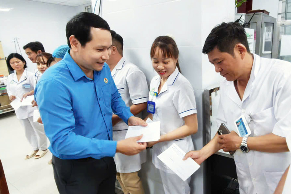 Gia Lai Trade Union presents Tet gifts to doctors and nurses at Gia Lai Provincial Central General Hospital. Photo: Huy Trang