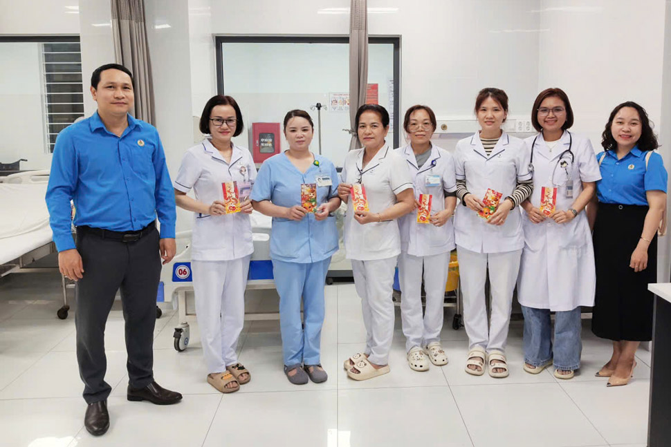 Ông Hà Duy Trung thăm, tặng quà Tết cho các y bác sĩ. Ảnh: Huy Trang