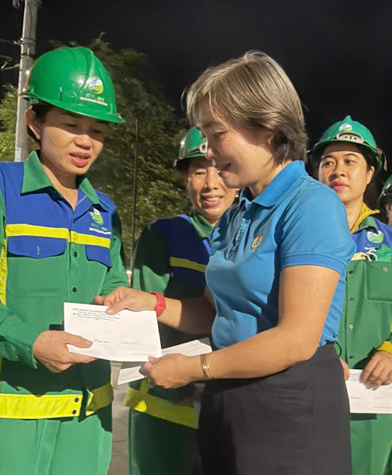 Bà Nguyễn Thị Bích Thủy trao quà Tết cho các công nhân môi trường đêm 15.2. Ảnh: Huy Trang