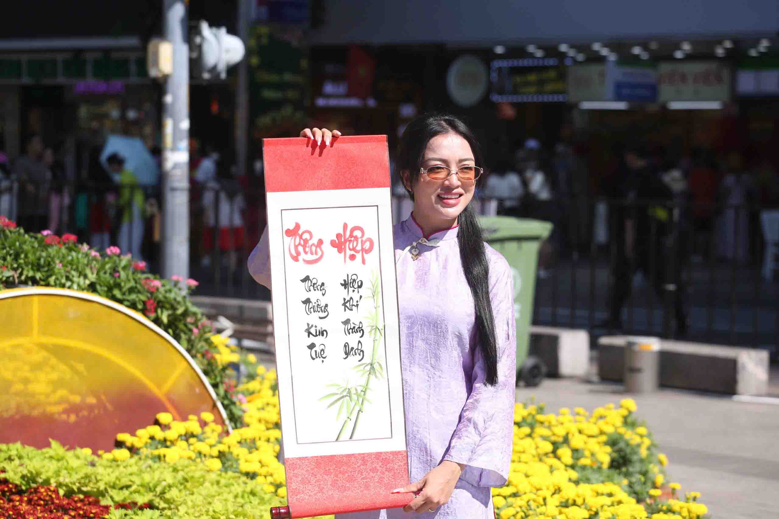 Ngày 29 Tết, đông đảo người dân đã có mặt tại đây để chụp ảnh cùng các linh vật, tiểu cảnh.