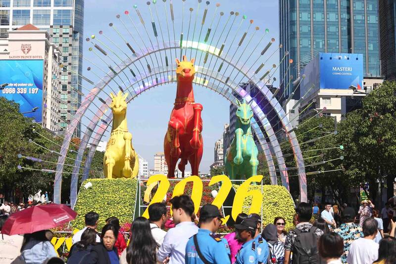 Với chủ đề “Xuân hội tụ - Vững bước vươn mình”, đường hoa Nguyễn Huệ Tết Bính Ngọ 2026 không chỉ là không gian văn hóa Tết quen thuộc mà còn được ví như bản giao hưởng mùa xuân, khắc họa tâm thế tự tin và khát vọng vươn xa.