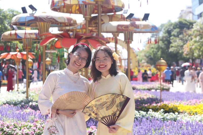 Năm nay, đường hoa tiếp tục gây ấn tượng với những đại cảnh mang đậm bản sắc văn hóa, kết hợp cùng yếu tố hiện đại.