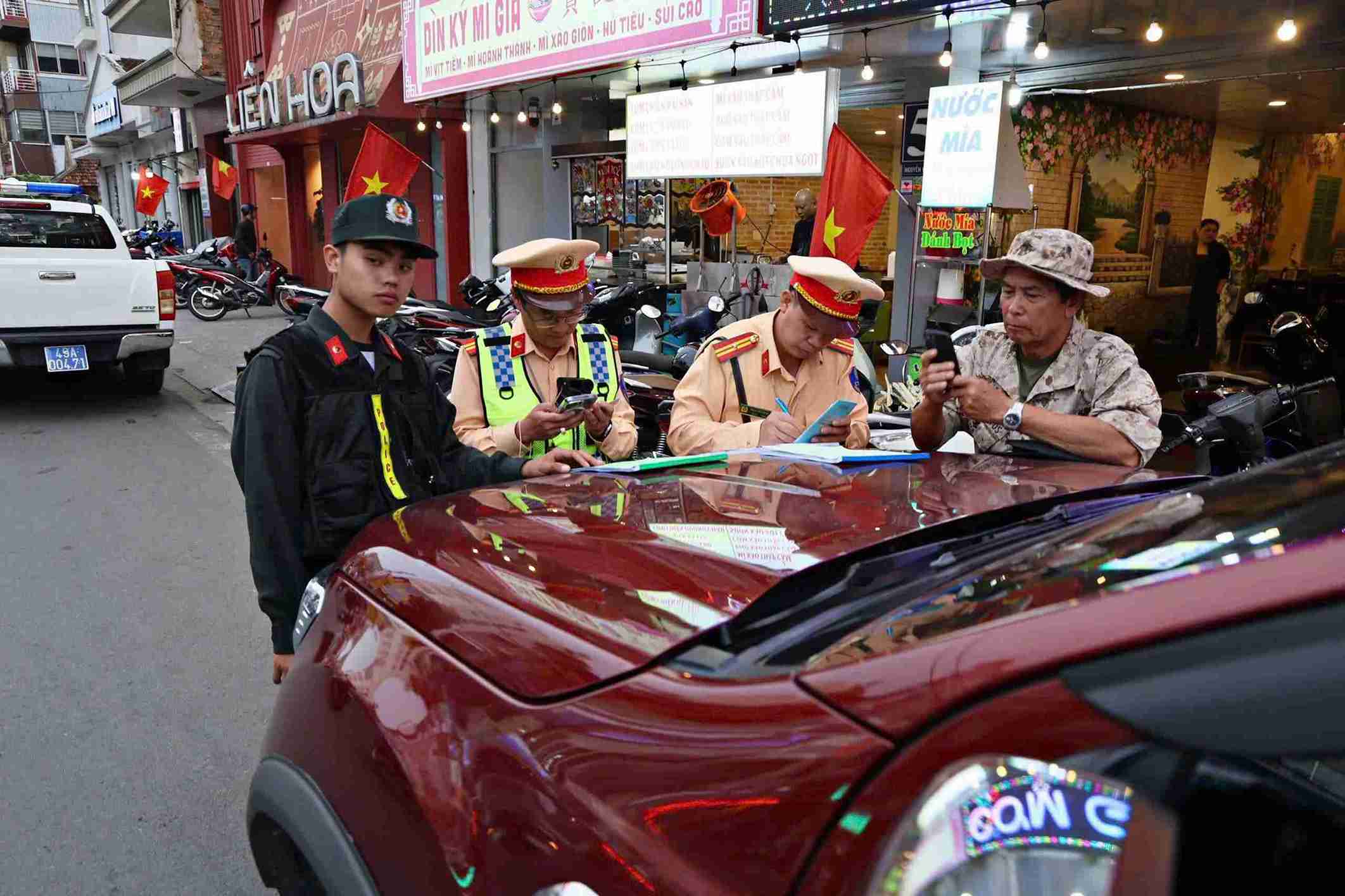 Lực lượng Cảnh sát giao thông lập biên bản các trường hợp vi phạm. Ảnh: Phúc Khánh 