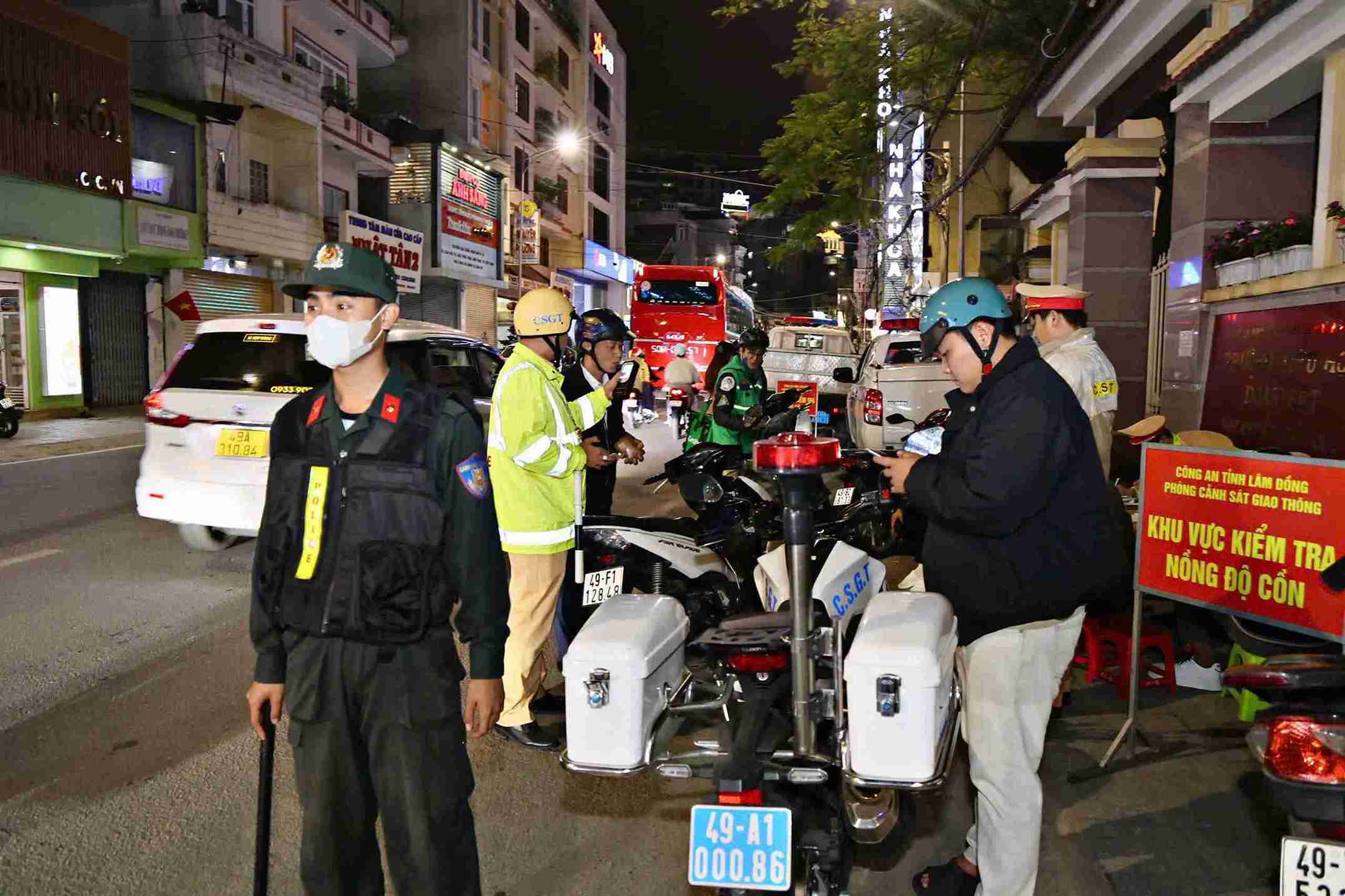 Lực lượng Cảnh sát giao thông kiểm tra nồng độ cồn người điều khiển phương tiện giao thông. Ảnh: Phúc Khánh 