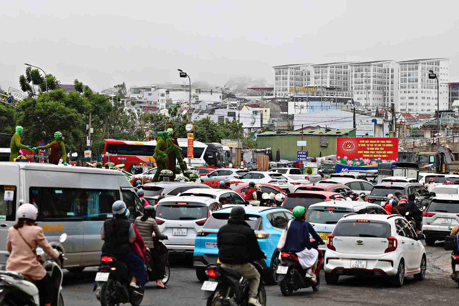 Giao thông Đà Lạt khá đông đúc sáng 30 Tết. Ảnh: Phúc Khánh 