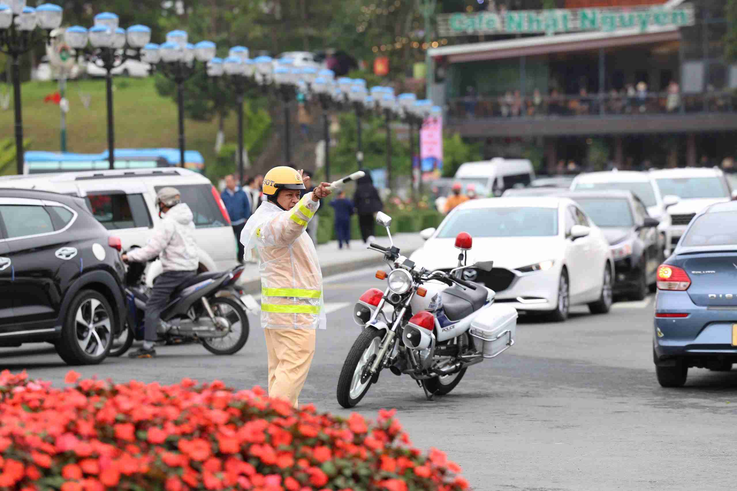 Lực lượng Cảnh sát giao thông điều tiết, phân luồng giao thông khu vực nôi ô Đà Lạt. Ảnh: Phúc Khánh 