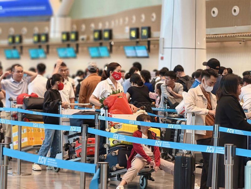 Tay xách nách mang những kiện quà Tết, người dân kiên nhẫn chờ đợi đến giờ khởi hành về quê đoàn viên. Ảnh: Anh Tú