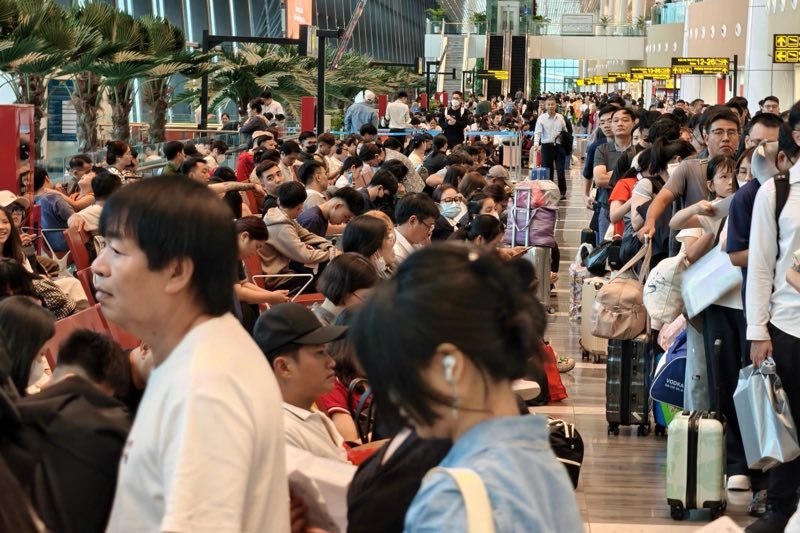 Dù lưu lượng hành khách đã giảm so với đỉnh điểm 27 - 28 Tết, sảnh chờ nhà ga quốc nội Tân Sơn Nhất ngày 29 Tết vẫn đông kín người. Ảnh: Anh Tú