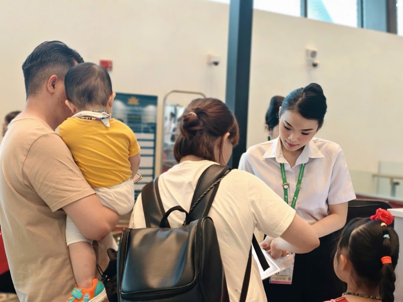 Nhân viên hàng không hỗ trợ hành khách làm thủ tục. Ảnh: Anh Tú 