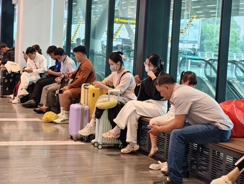 Người dân kiên nhẫn chờ đợi đến giờ khởi hành về quê đoàn viên. Ảnh: Anh Tú