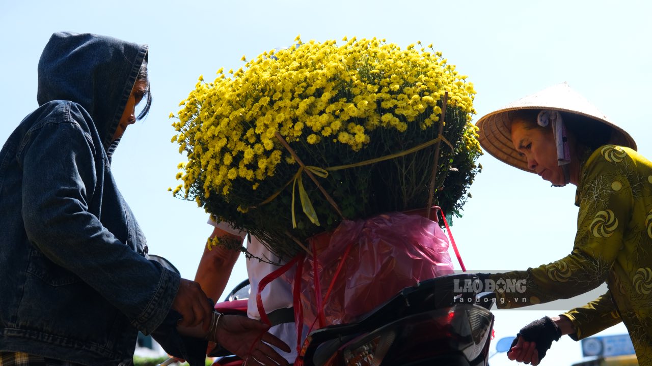 Small traders clear Tet flowers on the 29th day of the twelfth lunar month.