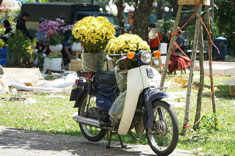 Người dân TPHCM mua hoa trưa ngày 29 Tết.