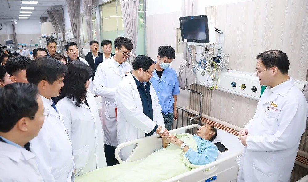 Thủ tướng Chính phủ Phạm Minh Chính kiểm tra công tác trực Tết, thăm và động viên cán bộ, y bác sĩ, người lao động cùng bệnh nhân tại Bệnh viện Bạch Mai. Ảnh: TTXVN