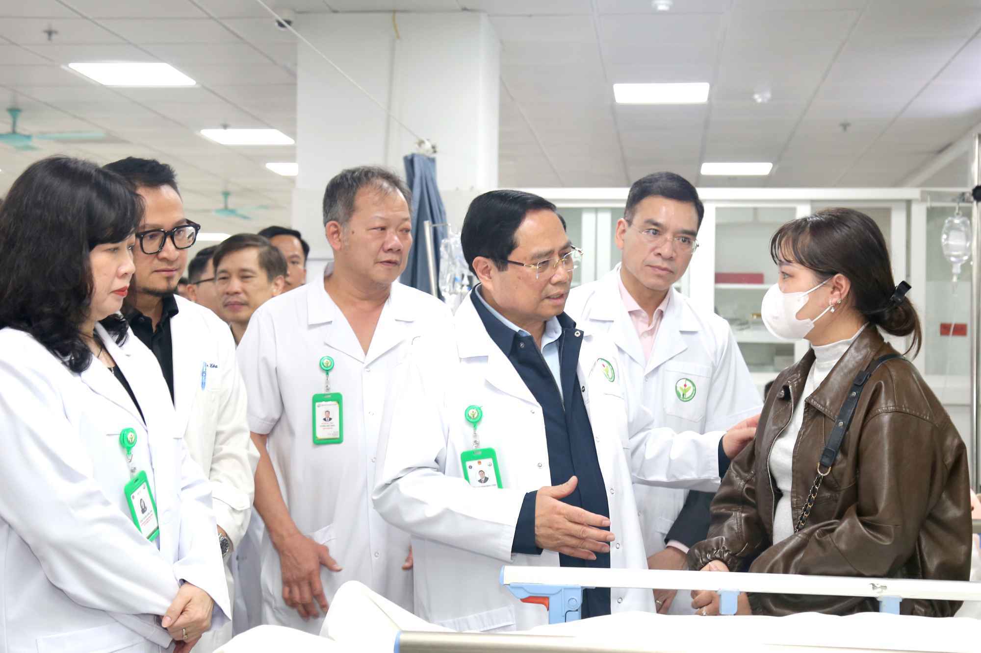 Thủ tướng Chính phủ Phạm Minh Chính thăm hỏi người bệnh cấp cứu tại Bệnh viện Hữu nghị Việt Đức (Hà Nội). Ảnh: Thái Ngọc