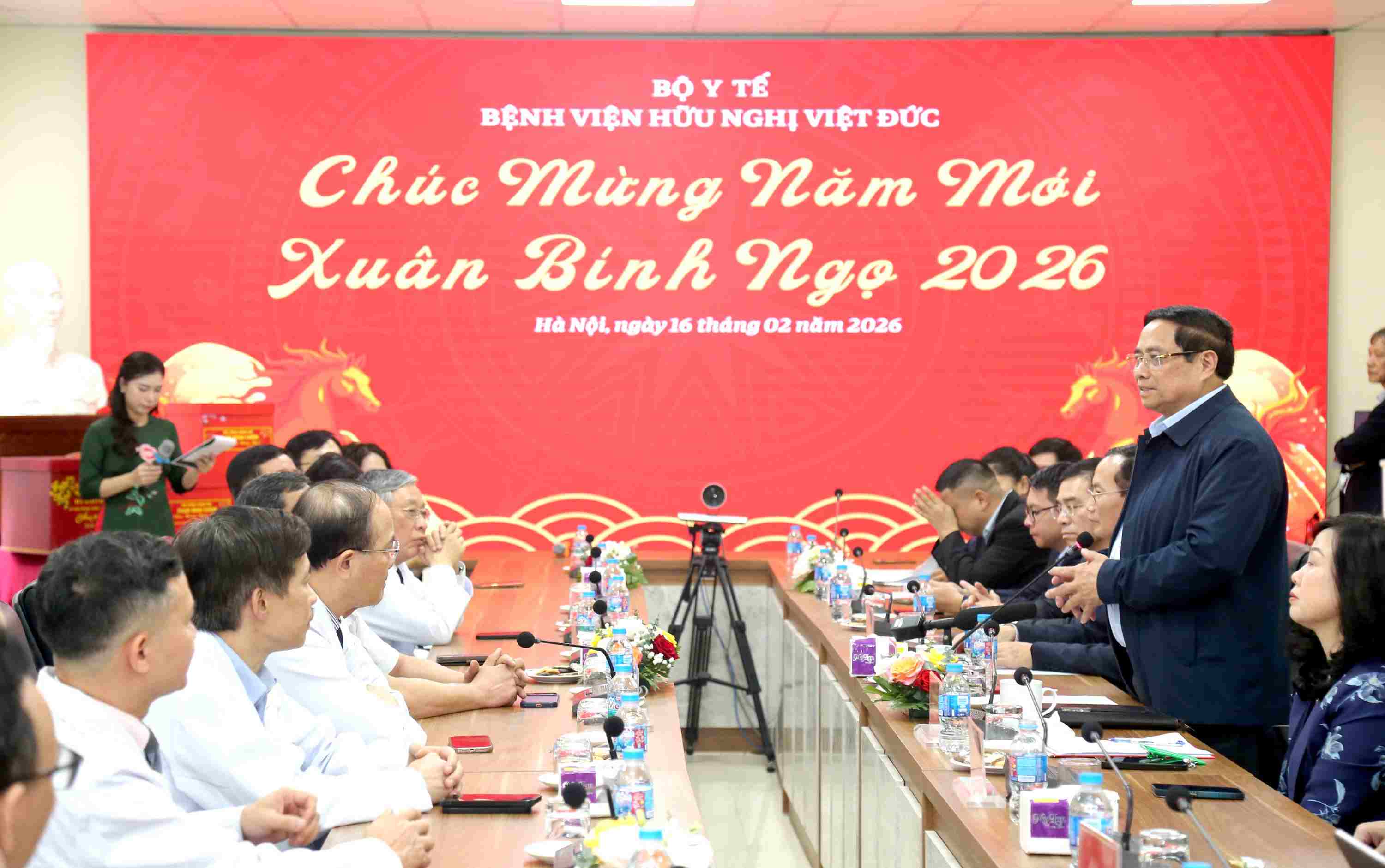 Prime Minister Pham Minh Chinh inspects Tet duty, visits and encourages officials, doctors, employees and patients at Viet Duc Friendship Hospital (Hanoi). Photo: Thai Ngoc