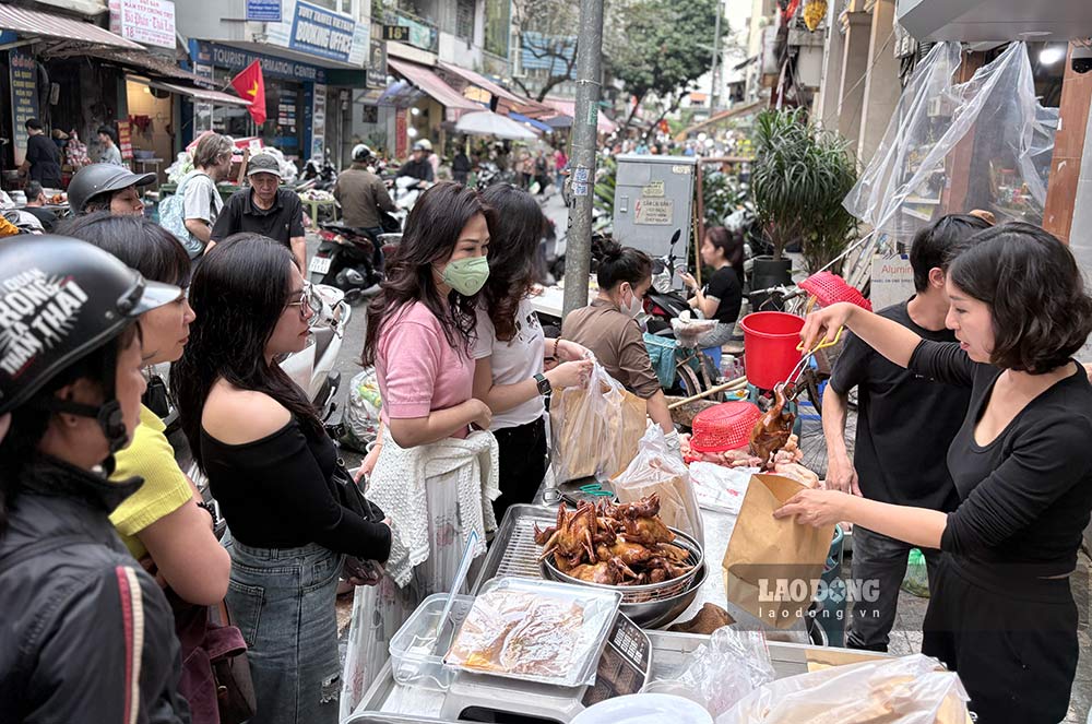 A row of roasted birds, roasted chickens, and boiled chickens selling well at Hang Be market. Photo: Y Yen