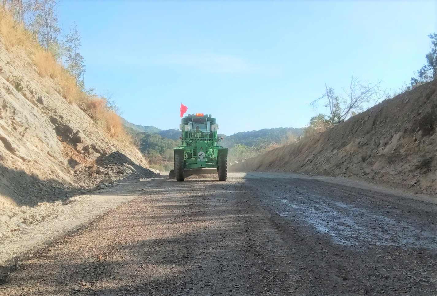 Đơn vị thi công xử số sự cố mặt đường bị bong tróc, hư hỏng khu vực đèo Đại Ninh trên Quốc lộ 28B. Ảnh: Nguyễn Luân