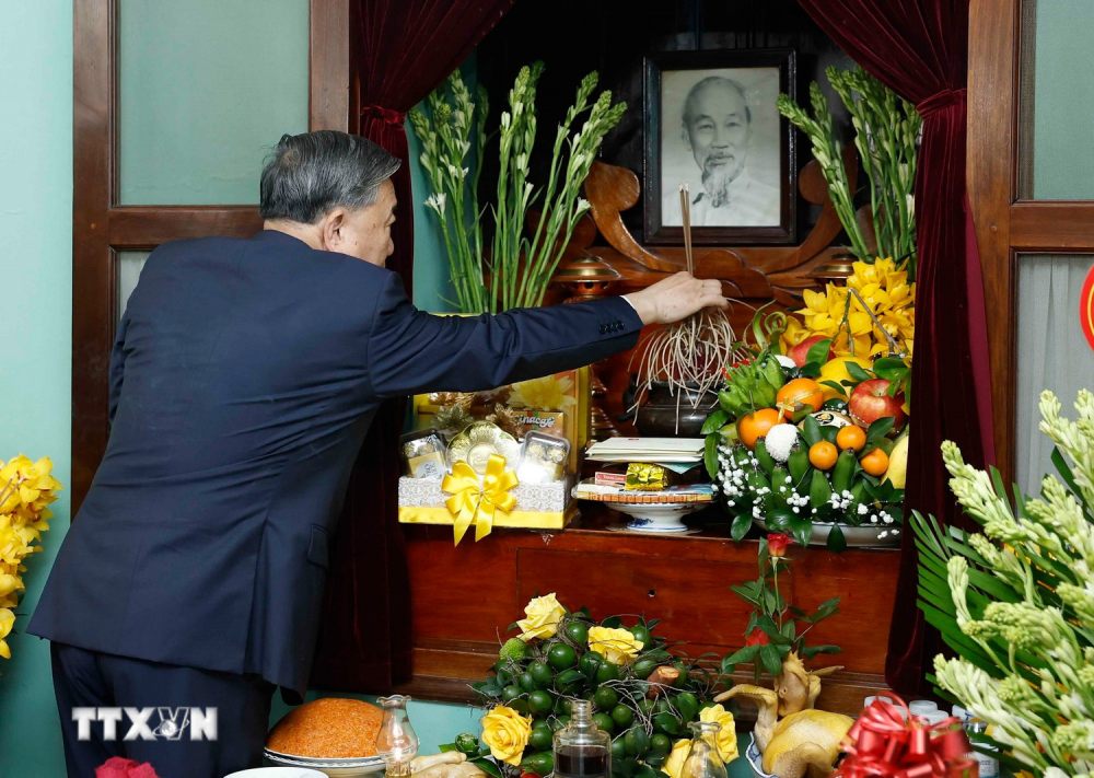 Tổng Bí thư Tô Lâm dâng hương tưởng niệm Bác Hồ tại Nhà 67, Khu di tích Chủ tịch Hồ Chí Minh tại Phủ Chủ tịch. Ảnh: Thống Nhất/ TTXVN 