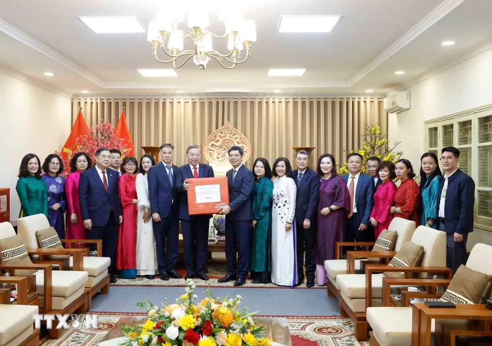 Tổng Bí thư Tô Lâm tặng quà cho cán bộ, nhân viên Khu Di tích Hoàng Thành Thăng Long - Hà Nội. Ảnh: Thống Nhất/TTXVN 