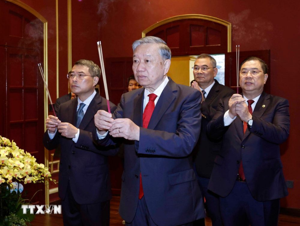 General Secretary To Lam offers incense to commemorate and express gratitude to the ancient emperors who contributed to the country at the Thang Long Imperial Citadel Relic Site - Hanoi. Photo: Thong Nhat/VNA