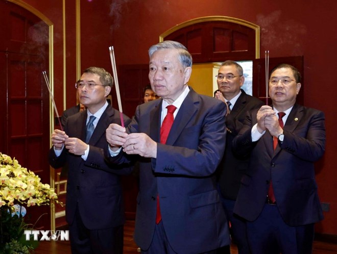 Tổng Bí thư dâng hương tại Khu Di tích Hoàng thành Thăng Long và Nhà 67